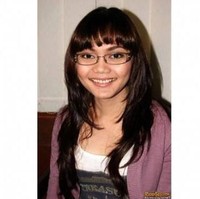 Penampilan Rina Nose saat duduk di bangku kuliah terlihat lebih imut dengan poni dan kaca mata. Saat itu Rina Nose masih menjadi mahasiswi di Sekolah Tinggi Seni Indonesia (STSI) Bandung. Foto: Instagram