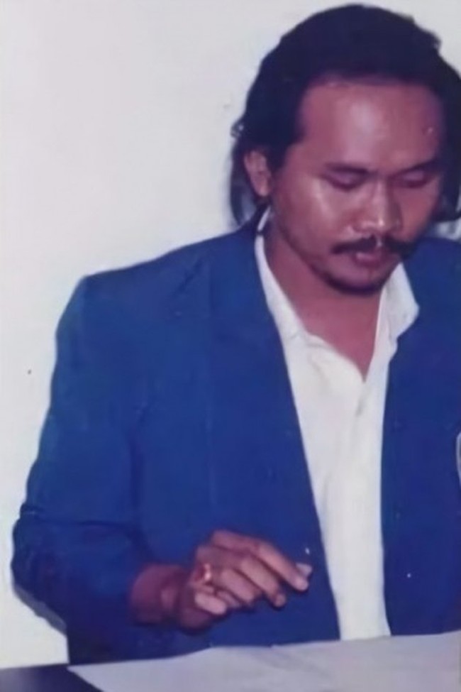 Bisa tebak ini foto siapa? Ini adalah foto Cak Lontong saat masih berkuliah. Cak Lontong saat muda rupanya memiliki rambut gondrong dan juga berkumis loh.. Manglingi nggak? Foto: Instagram