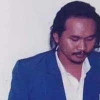 Bisa tebak ini foto siapa? Ini adalah foto Cak Lontong saat masih berkuliah. Cak Lontong saat muda rupanya memiliki rambut gondrong dan juga berkumis loh.. Manglingi nggak? Foto: Instagram