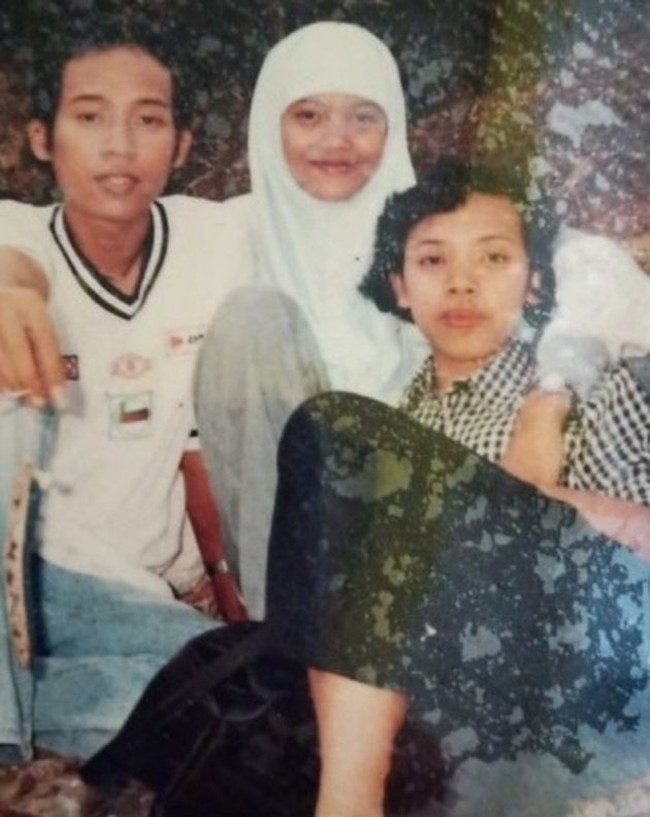 Potret Denny Cagur saat masih menjadi salah satu mahasiswa di Universitas Negeri Jakarta. Bagaimana menurutmu penampilan Denny saat masih muda ini? Foto: Instagram