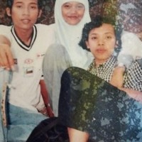 Potret Denny Cagur saat masih menjadi salah satu mahasiswa di Universitas Negeri Jakarta. Bagaimana menurutmu penampilan Denny saat masih muda ini? Foto: Instagram