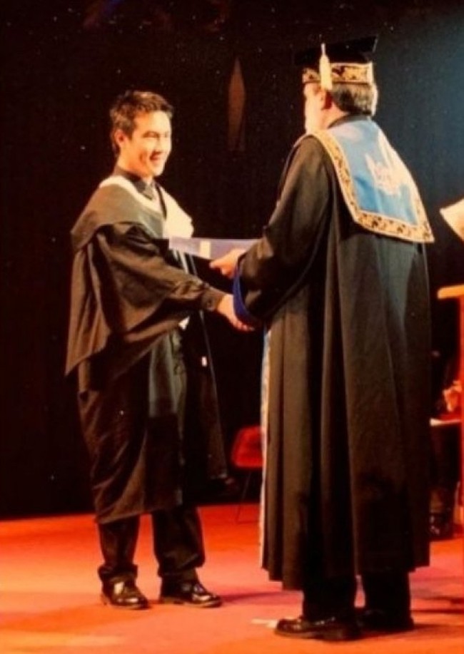 Kalau yang satu ini pasti tahu dong siapa? Wajah Daniel Mananta saat berkuliah hingga saat ini terlihat tidak jauh berbeda. Ini adalah foto Daniel Mananta saat lulus dari Edith Cowan University Australia. Foto: Instagram