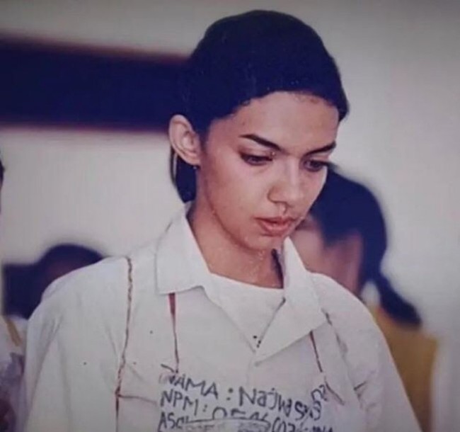 Kalau yang satu ini potret Najwa Shihab saat masih mengikuti ospek di kampusnya. Nana dengan rambut pendeknya sudah terlihat cantik sedari dulu ya.. Foto: Instagram