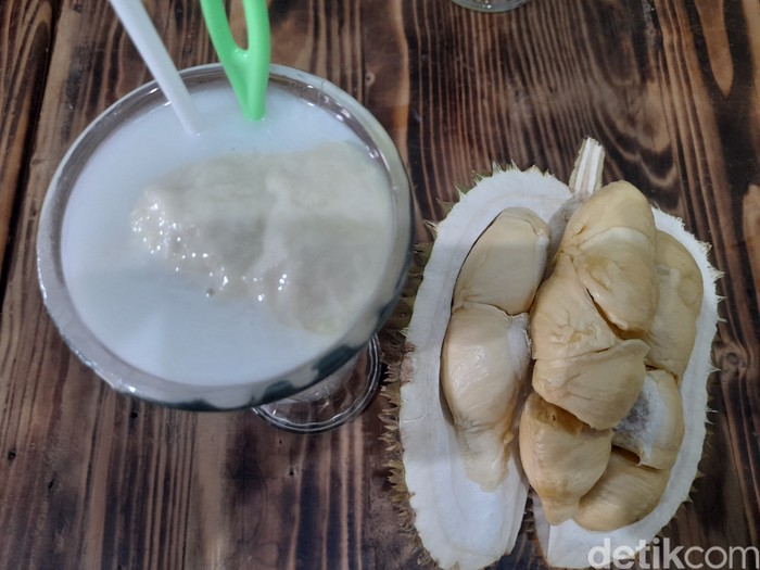 Galeri Es Duren Di Warung 'Mabok Duren' Ada 7 Minuman Durian Asli yang Legit Harum