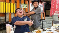 Tak hanya pedagang gerobakan, kedai-kedai kecil juga tak lepas dari pertolongannya. Salah satunya warung ramen sederhana yang diborong makanannya oleh Steven ini. Foto: Instagram/stevenndut