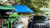 Tak main-main, Steven juga menggunakan mobil mewahnya untuk menuju ke pedagang kaki lima. Selalu berganti mobil mewah, begini gaya sultan yang ditunjukan Steven. Foto: Instagram/stevenndut