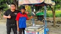 Melalui konten yang diberi nama Berbagi Lagi Yuk! Ngemper! Steven dan Andy memborong semua makanan kaki lima tanpa terkecuali. Tujuannya sangat mulia, yakni membantu para pedagang untuk mendapatkan rezeki dengan mudah. Foto: Instagram/stevenndut