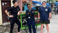 Kedua sultan Surabaya ini menyadari betul kesulitan yang dialami pedagang kaki lima terutama pada saat pandemi. Sambil melariskan barang dagangan penjual kaki lima mereka juga berbagi makanan kepada yang membutuhkan. Foto: Instagram/stevenndut