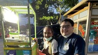 Tak hanya memborong barang dagangannya, Steven juga tak keberatan untuk menampung keluh kesah pedagang kaki lima. Mulai dari keuntungan per hari hingga kebutuhan para pedagang didengarkan dengan tulus oleh Steven. Foto: Instagram/stevenndut