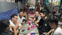 Pada waktu makan malam, Steven juga mengajak timnya untuk makan di pecel ayam kaki lima. Walaupun sangat sederhana tetapi seluruh anggota tim terlihat begitu senang. Foto: Instagram/stevenndut