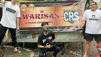 Bukan kali pertama, keduanya memang terbiasa memborong berbagai makanan kaki lima. Seperti saat memborong sebuah warung nasi yang kemudian makanannya akan dibagikan. Foto: Instagram/stevenndut