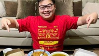 Steven Setiono merupakan salah satu anak muda yang dinobatkan sebagai crazy rich di Surabaya. Punya banyak koleksi mobil mewah Steven punya cara sendiri untuk memanfaatkan kekayaannya menjadi sebuah konten. Foto: Instagram/stevenndut