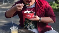 Bersama dengan rekannya, Andy Sugiarto, dua orang crazy rich Surabaya ini membangun channel YouTube yang menarik. Jajan dan memborong makanan dari pedagang kaki lima kerap dilakukan keduanya. Foto: Instagram/stevenndut