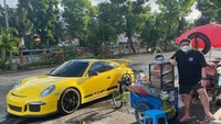 Baru-baru ini, Steven dan Andy bahkan memborong pentol dari pedagang gerobakan. Memborong habis pentol-pentol tersebut, keduanya membagikan pentol secara gratis pada masyarakat sekitar yang lewat. Foto: Instagram/stevenndut