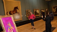 Lukisan My Little Pony ini bisa bergerak dengan aplikasi AR atau Augmented Reality.  Foto: Getty Images for My Little Pony/John Phillips