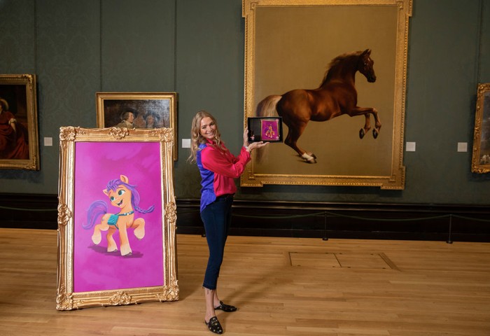 Galeri Seni Kuda Poni LONDON, ENGLAND - SEPTEMBER 20: Jodie Kidd unveils My Little Pony Magical Gallery, a cutting edge augmented reality app that will transform ten of the National Gallery's most famous horse paintings into My Little Pony original illustrations from today until 1st November at National Portrait Gallery on September 20, 2021 in London, England. (Photo by John Phillips/Getty Images for My Little Pony)
