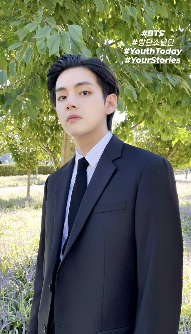 Para ARMY (sebutan penggemar BTS) pasti tahu kalau V BTS senang tampil rapi mengenakan jas. Visual grup BTS itu melepas beberapa kancing agar terlihat lebih santai saat tampil. Foto: dok. Instagram bts.bighitofficial
