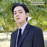 Para ARMY (sebutan penggemar BTS) pasti tahu kalau V BTS senang tampil rapi mengenakan jas. Visual grup BTS itu melepas beberapa kancing agar terlihat lebih santai saat tampil. Foto: dok. Instagram bts.bighitofficial