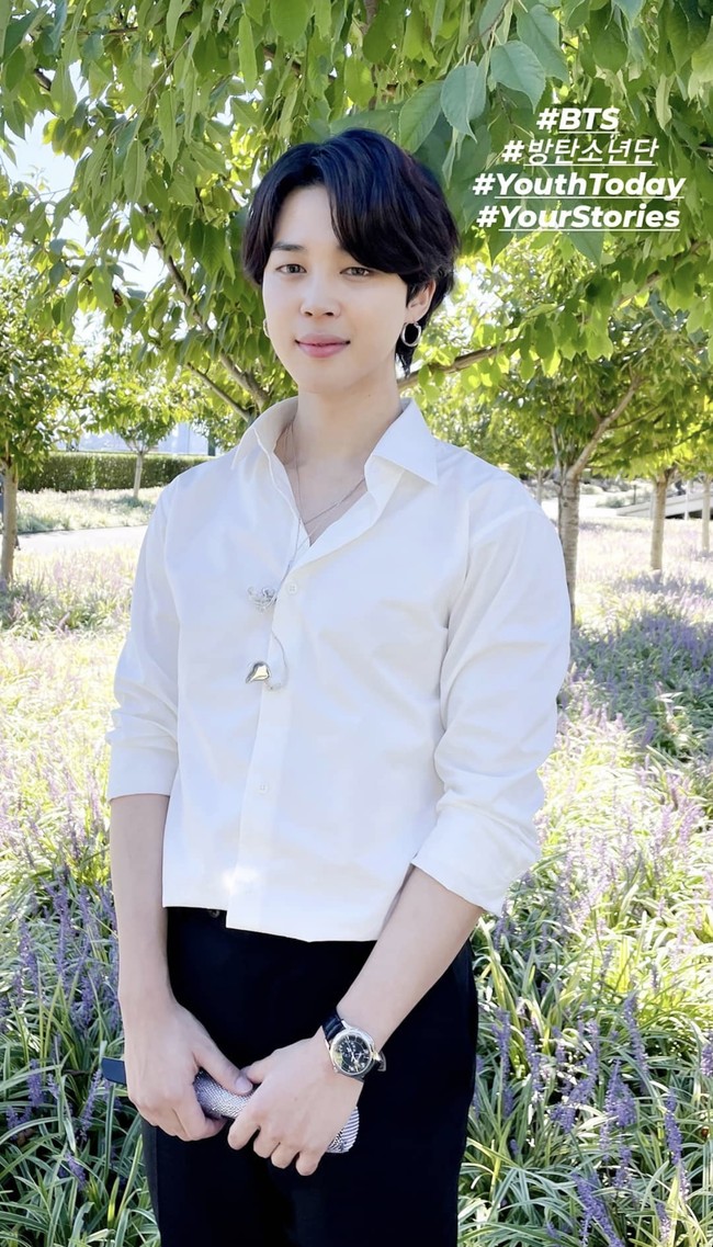 Jimin BTS terlihat kasual saat melepas dasi dan jasnya. Ia mengenakan jam tam tangan mewah Patek Philippe ‘Geneve Complication 52505G 013’ seharga 53,463 dollar (atau sekitar Rp 761,5 juta). Foto: dok. Instagram bts.bighitofficial