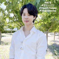 Jimin BTS terlihat kasual saat melepas dasi dan jasnya. Ia mengenakan jam tam tangan mewah Patek Philippe ‘Geneve Complication 52505G 013’ seharga 53,463 dollar (atau sekitar Rp 761,5 juta). Foto: dok. Instagram bts.bighitofficial