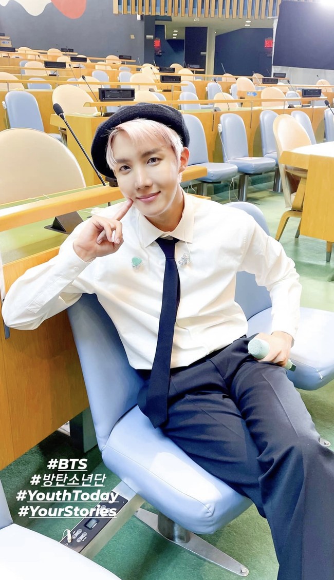 J-Hope BTS memilih untuk melepas jas, namun mengenakan topi baret sebagai pemanis. Rapper grup BTS itu mengenakan sepatu mewah Valentino ‘Upraise Calfskin Derby’ seharga 980 dollar (atau sekitar Rp 13,9 juta). Foto: dok. Instagram bts.bighitofficial