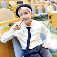 J-Hope BTS memilih untuk melepas jas, namun mengenakan topi baret sebagai pemanis. Rapper grup BTS itu mengenakan sepatu mewah Valentino ‘Upraise Calfskin Derby’ seharga 980 dollar (atau sekitar Rp 13,9 juta). Foto: dok. Instagram bts.bighitofficial