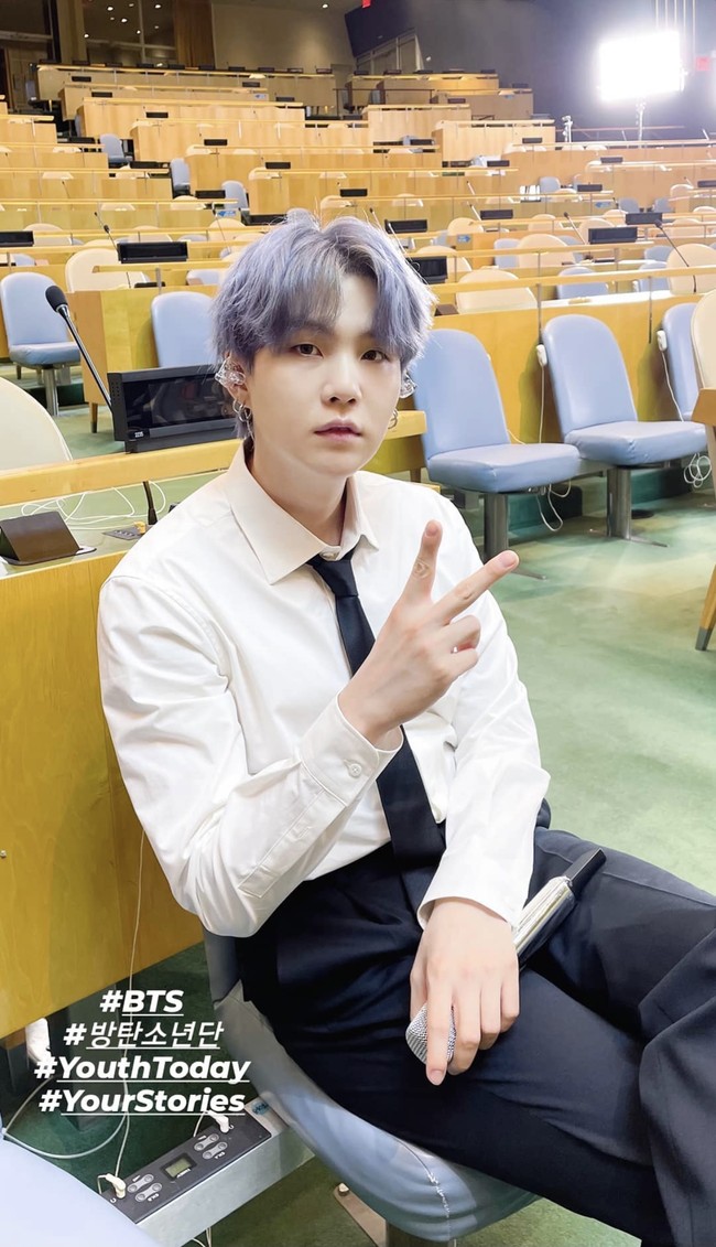 Suga BTS melepas jas dan mengenakan beberapa anting saat menampilkan lagu ’Permission to Dance’. Video penampilan BTS dapat dilihat di kanal YouTube United Nations. Foto: dok. Instagram bts.bighitofficial