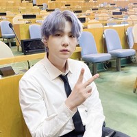 Suga BTS melepas jas dan mengenakan beberapa anting saat menampilkan lagu ’Permission to Dance’. Video penampilan BTS dapat dilihat di kanal YouTube United Nations. Foto: dok. Instagram bts.bighitofficial