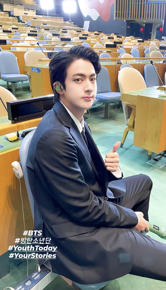 Jin BTS mengenakan setelan serupa saat berbicara di depan hadirin UNGA ke-76 dan menampilkan ‘Permission to Dance’. Vokalis BTS itu mengenakan sepatu mewah keluaran Valentino ‘Lace-Up Derby’ yang bernilai 845 dollar (atau sekitar Rp 12 juta). Foto: dok. Instagram bts.bighitofficial