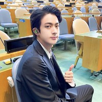 Jin BTS mengenakan setelan serupa saat berbicara di depan hadirin UNGA ke-76 dan menampilkan ‘Permission to Dance’. Vokalis BTS itu mengenakan sepatu mewah keluaran Valentino ‘Lace-Up Derby’ yang bernilai 845 dollar (atau sekitar Rp 12 juta). Foto: dok. Instagram bts.bighitofficial