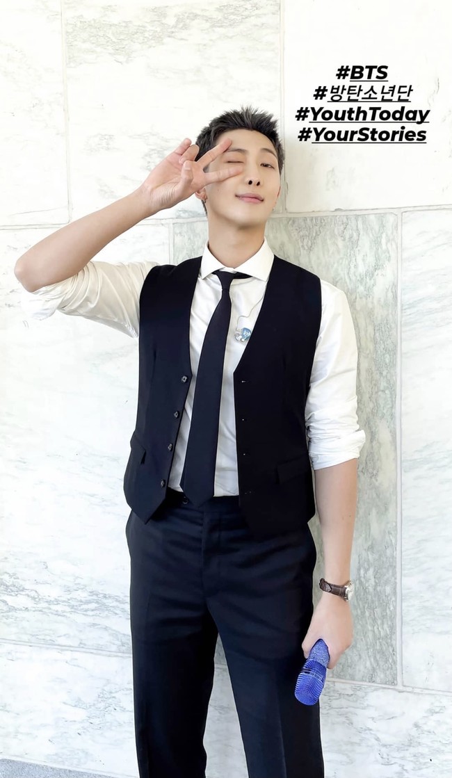 Tak hanya berpidato, BTS juga menampilkan lagu ‘Permission to Dance’ di aula majelis umum PBB. Leader grup BTS, RM terlihat mengenakan jam tangan mewah keluaran Patek Philippe ‘Geneve 5320G Grand Complications’ yang bernilai 92,300 dollar (atau sekitar Rp 1,3 miliar). Foto: dok. Instagram bts.bighitofficial