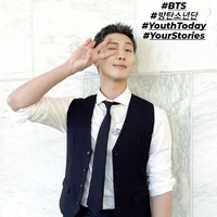 Tak hanya berpidato, BTS juga menampilkan lagu ‘Permission to Dance’ di aula majelis umum PBB. Leader grup BTS, RM terlihat mengenakan jam tangan mewah keluaran Patek Philippe ‘Geneve 5320G Grand Complications’ yang bernilai 92,300 dollar (atau sekitar Rp 1,3 miliar). Foto: dok. Instagram bts.bighitofficial