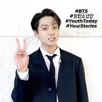 Seperti V dan Jimin, Jungkook BTS masih mengenakan setelan penuh setelah berpidato. Saat berada di atas podium, para personel BTS mengenakan pin SDG yang memiliki 17 warna dan menggambarkan 17 agenda PBB. Foto: dok. Instagram bts.bighitofficial