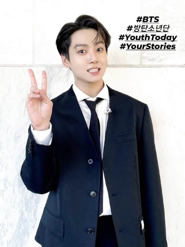 Seperti V dan Jimin, Jungkook BTS masih mengenakan setelan penuh setelah berpidato. Saat berada di atas podium, para personel BTS mengenakan pin SDG yang memiliki 17 warna dan menggambarkan 17 agenda PBB. Foto: dok. Instagram bts.bighitofficial