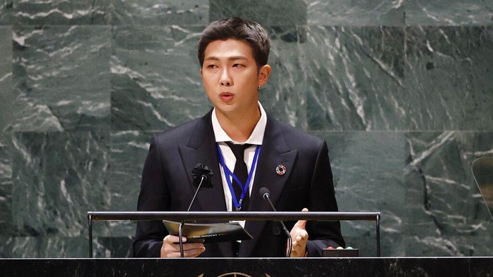 BTS menghadiri acara UNGA di Markas Besar PBB. Dalam acara itu mereka menyampaikan pidato tentang pandemi COVID-19, vaksin, perubahan iklim, dan generasi saat ini.