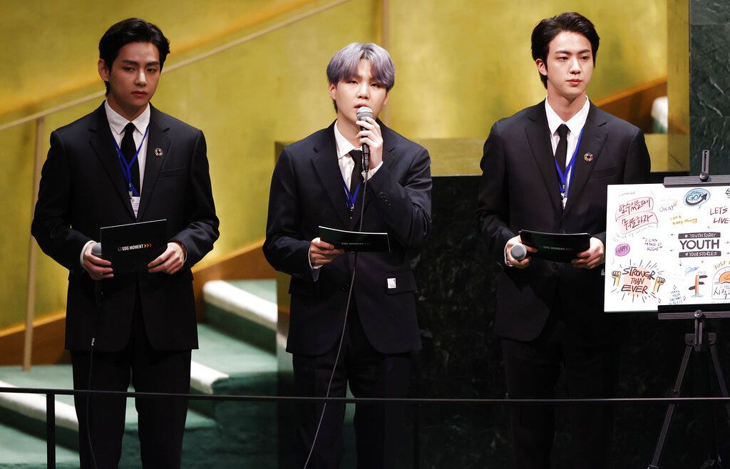 Gaya BTS Pidato Soal Vaksin di Markas PBB BTS menghadiri acara UNGA di Markas Besar PBB. Dalam acara itu mereka menyampaikan pidato tentang pandemi COVID-19, vaksin, perubahan iklim, dan generasi saat ini.