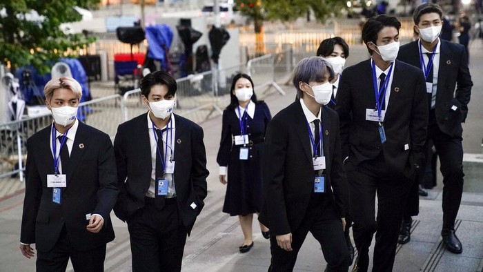BTS menghadiri acara UNGA di Markas Besar PBB. Dalam acara itu mereka menyampaikan pidato tentang pandemi COVID-19, vaksin, perubahan iklim, dan generasi saat ini.