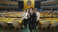 Setelah menyampaikan pidato sekitar tujuh menit, BTS menampilkan lagu Permission to Dance di aula majelis umum PBB. UNTV via AP.