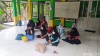 Mendapati adanya ledakan kasus itu, Dinas Kesehatan Kabupaten Purbalingga akan melaksanakan isolasi terpusat bagi 90 siswa yang dinyatakan positif corona. Saat ini Pemerintah Kabupaten Purbalingga telah menyiapkan gedung eks SMP N 3 Purbalingga sebagai tempat karantina.