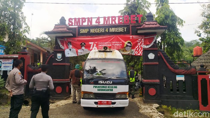 SMPN 4 Mrebet, Purbalingga, Jawa Tengah, telah melakukan PTM meski belum mendapat izin dari Satgas COVID-19. Akibatnya sebanyak 90 siswa terpapar COVID-19.