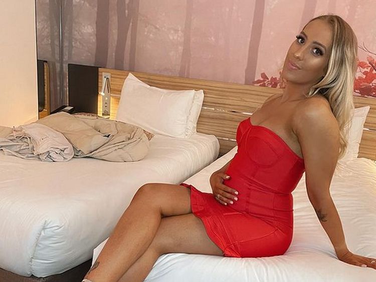 8 Potret Ibu Hamil Ikut Kontes Kecantikan, Pakai Bikini & Pamer Baby Bump