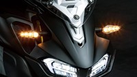 Lampu depannya agresif, dibuat layaknya mata binatang yang sedang menatap. Sekilas mirip-mirip dengan lampu Sugomi, naked bike Kawasaki. Semua pencahayaan sudah menggunakan teknologi LED. Foto: Haojue