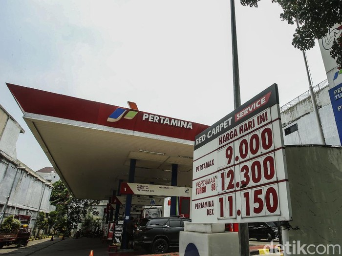 PT Pertamina (Persero) menaikan harga dua produk bahan bakar minyak (BBM) non subsidi per 18 September 2021. Dua produk tersebut berupa Pertamax Turbo RON 98 dan Pertamina Dex.