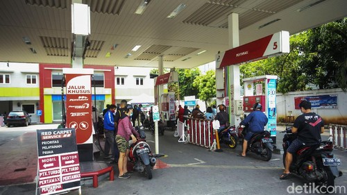 PT Pertamina (Persero) menaikan harga dua produk bahan bakar minyak (BBM) non subsidi per 18 September 2021. Dua produk tersebut berupa Pertamax Turbo RON 98 dan Pertamina Dex.