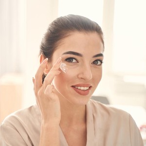 8 Pelembap Wajah Anti Aging, Cocok untuk Usia 40 Tahun ke Atas