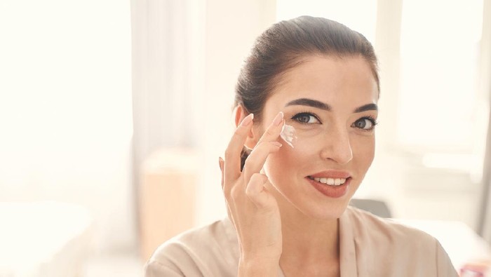 Ilustrasi wanita pakai skincare atau perawatan kulit