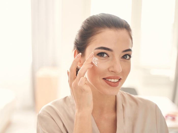 Ilustrasi wanita pakai skincare atau perawatan kulit Ilustrasi wanita pakai skincare atau perawatan kulit