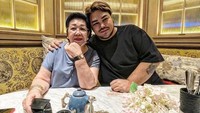 Ivan Gunawan dikenal sangat dekat dengan ibunya. Ini bukti kedekatan mereka, menikmati afternoon tea di salah satu restoran mewah. Foto: Instagram @ivan_gunawan