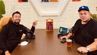 Dalam podcast miliknya, Ivan Gunawan pernah mengundang rekan artis yang juga sahabatnya yaitu Raffi Ahmad. Mereka juga menikmati aneka minuman dari Kedjora Coffee. Foto: Instagram @ivan_gunawan