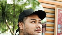 Walaupun sedang melangsungkan diet, namun Ivan Gunawan tetap bisa menikmati makanan enak. Seperti momennya saat menikmati makanan khas Jepang berikut ini. Foto: Instagram @ivan_gunawan